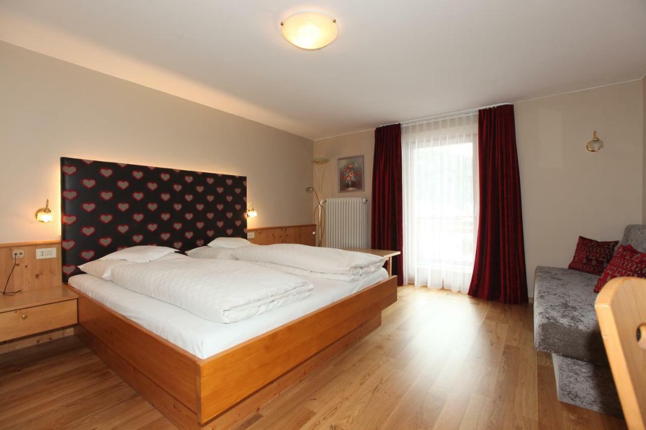 Hotel Goldener Adler Curon Venosta Exterior photo